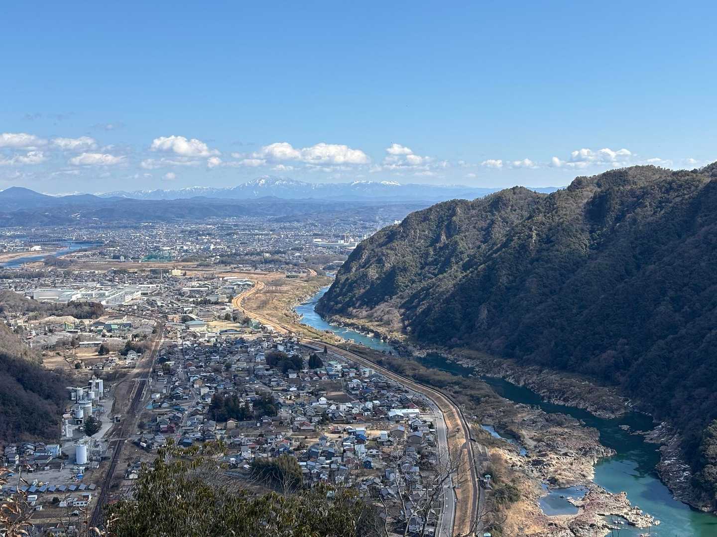 鳩吹山と、遠くに恵那山も