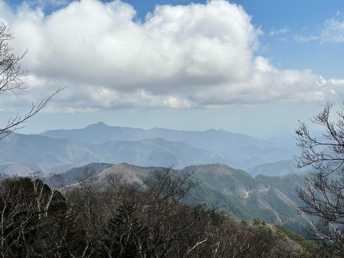東峰の展望台からの眺め。大岳ちゃんと御前サマ