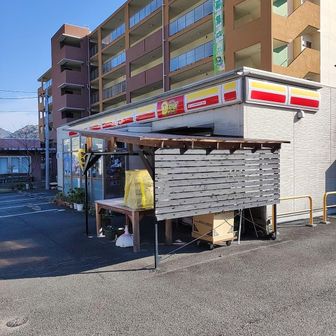 列車が来るまで、１０分ほど余裕があったので、ガソリン（アルコール）補給です。

山北駅は意外に仕事でも来てまして、この山崎デイリーは、アルコールがちゃんとある上、現金以外、私の場合交通系ICが使えるのを知っており、有り難いのです。（田舎によくある全日食系のスーパーだと現金しか使えなかったりする。）

乾杯して、今日の山行も終了です🍁🐻 楽しい山行でした。特に子供の頃の探検を彷彿させてくれた前段は🪖🥾👍