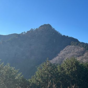ヘリポート近くから。あそこに登ってきたんだね。奥の院峰が見えます