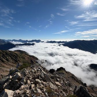 山の合間にすごい雲海