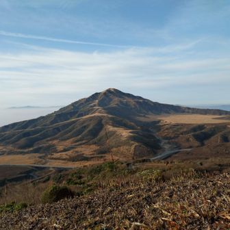 杵島岳方向から烏帽子岳を臨む