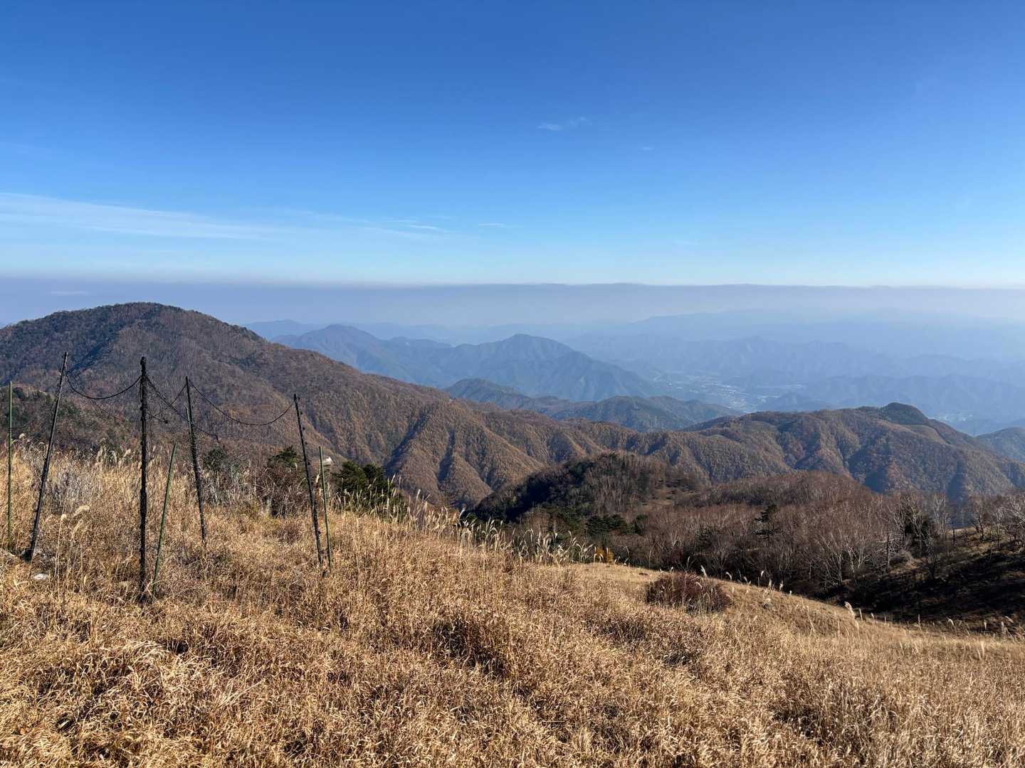 手前は雁ヶ腹摺山。奥に扇山と百蔵山。いつきても素晴らしい