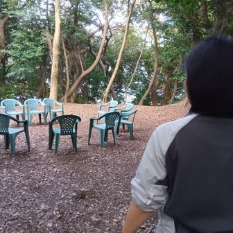 今日も会議中。
大人数で来て椅子取りゲームやったら面白いんじゃない？シュールで。