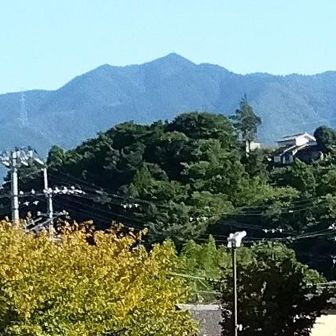 道の駅「柿の郷くどやま」から高野連山の楊柳山（中央三角形）