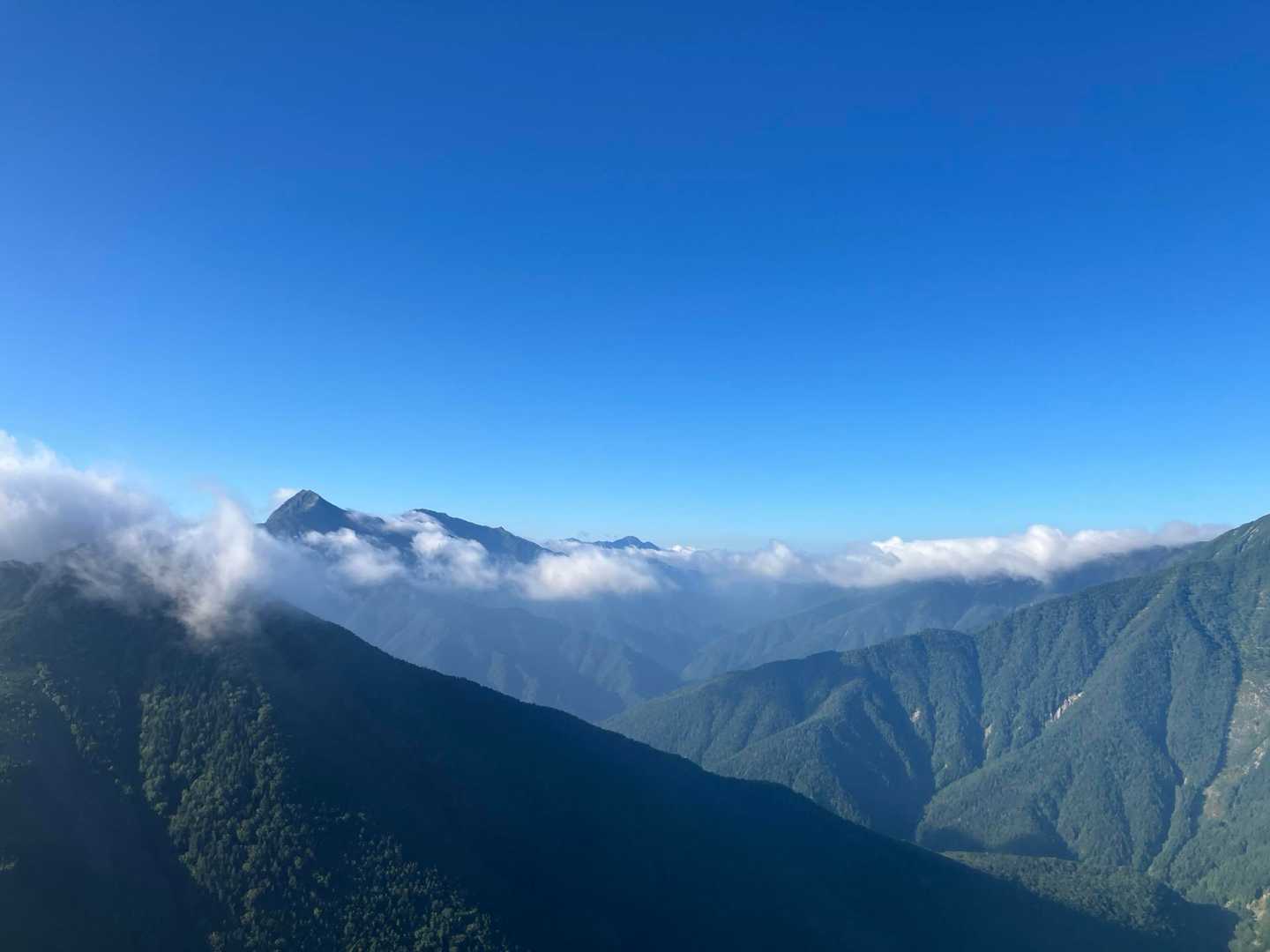 北岳が顔を現す