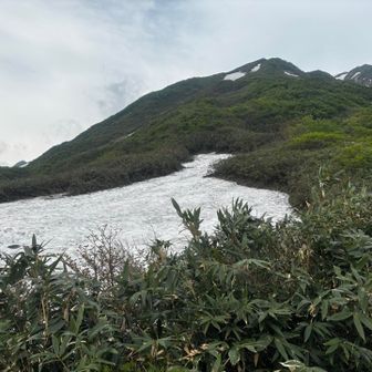 おそらく池であろうところは雪渓だった