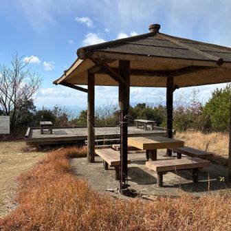 山頂広場の東屋

夏の時期に来た時は草🌱が生い茂っていて見えにくい場所にあったけど綺麗に整備してくれていて歩きやすくなっていました🙏。