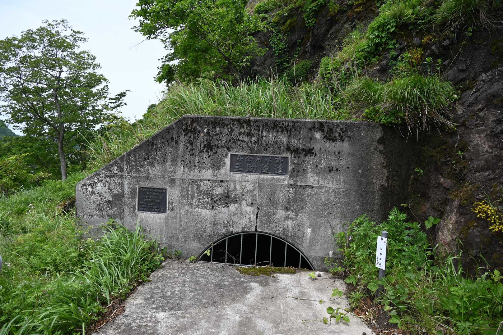 📸舟倉用水は約15km上流の長棟川に取水口があり、富山市大沢野町の灌漑のため、元の用水は江戸時代に作られたそう。現在の暗渠型の舟倉用水は西暦2000年以降になってからのものだそうです。

ここを左前方へ