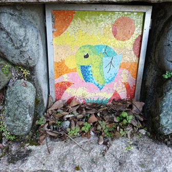 道端にアート作品が展示されてます