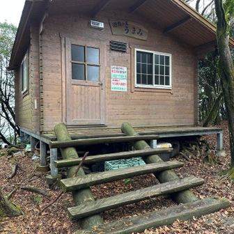 少し冷えたので山小屋へ