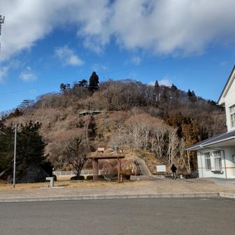 漁火パークから見上げる早馬山、レストランは定休日でした😅