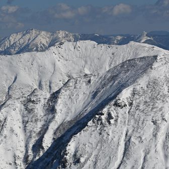 オキの耳、トマの耳方面。肩の小屋も小さく見えます。