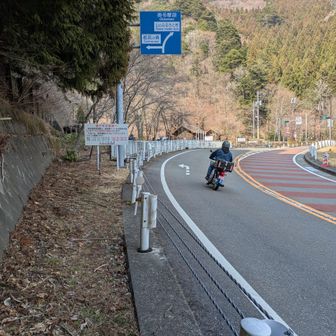 歩道があるのは一部のみ。
車道ではバイクや四輪車がぐいぐい走っています。