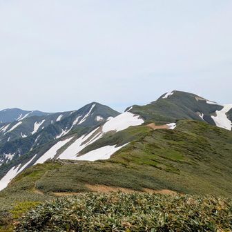 左、飯豊本山から右、大日岳、中央部に御西岳・梅花皮岳・北股岳