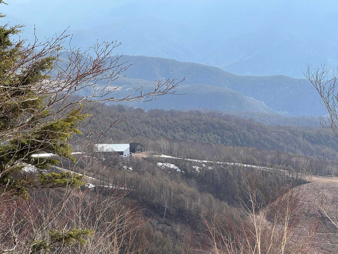 開けた場所に出た。
対面にはスキー場の施設が見える。