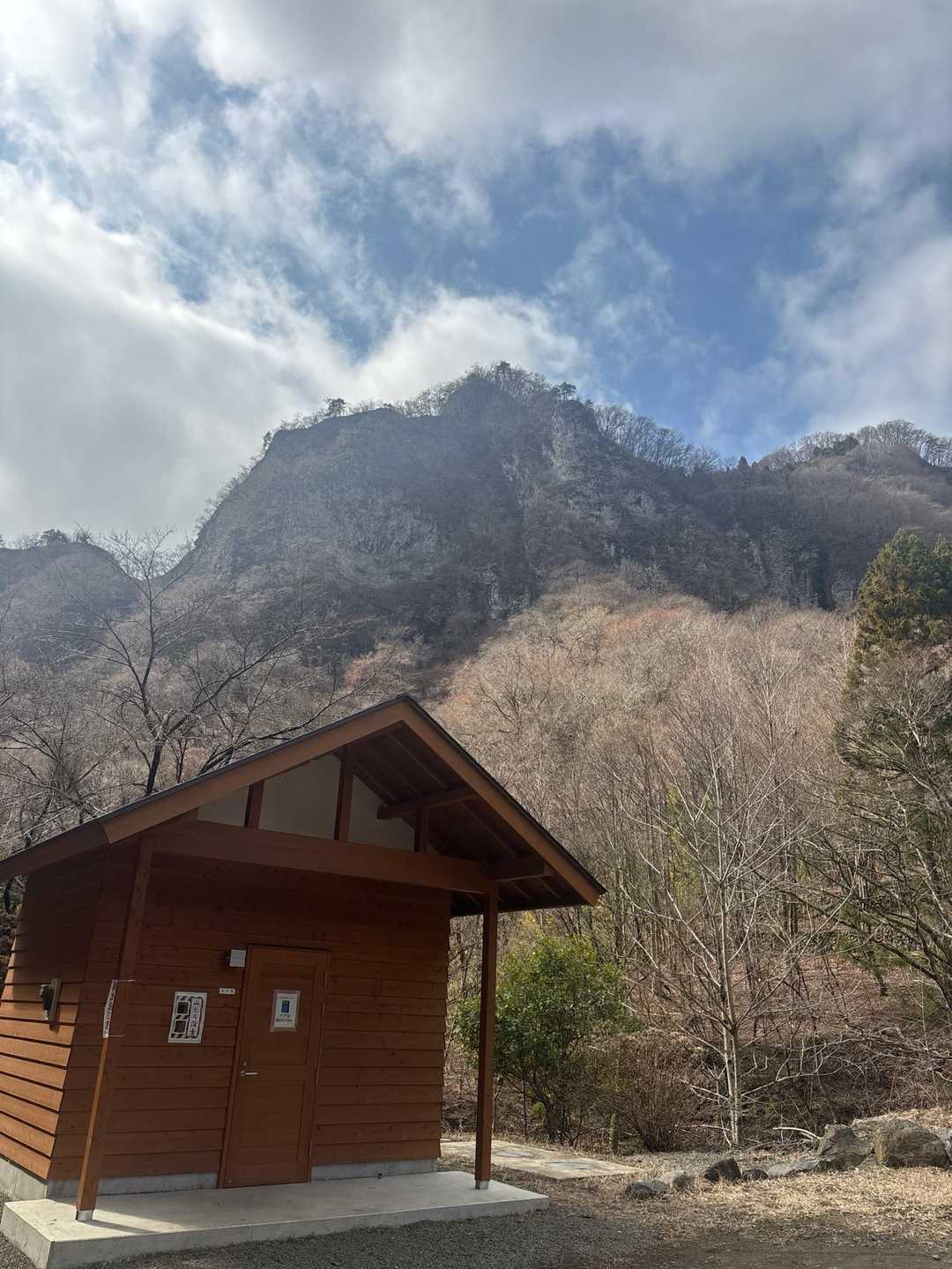 鹿岳登山口駐車場に🚗を停めてスタート
左の建物はトイレ
ウォシュレット付き
奥の山肌が春めいて来ている気がします