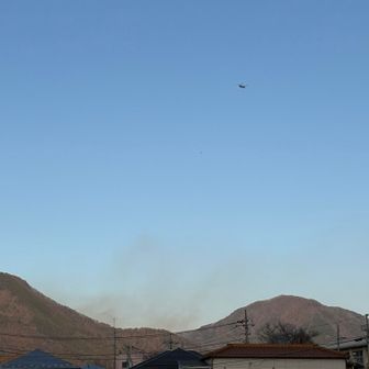 上野原方面の山火事の煙が見える
ヘリが消火活動中でした