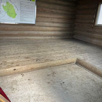 大浪池手前の避難小屋