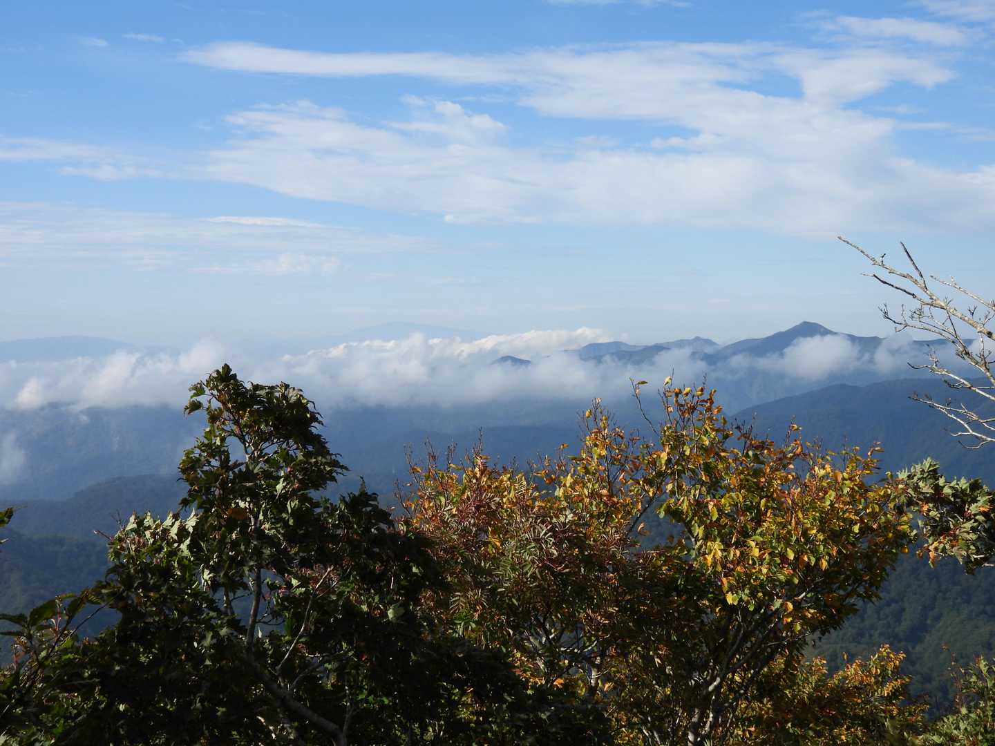 奥にうっすら月山
