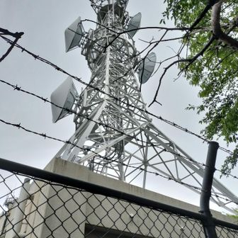 警察庁の多度無線中継所だそうです。K3さん、ありがとうございました。