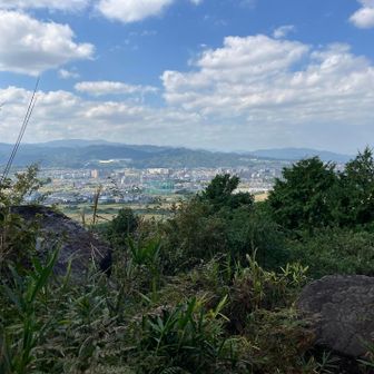童男丱女岩と向こうに見えているのは基山か天拝山か