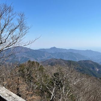 展望テラスからの風景。左が御前山。中央が大岳山。その右に馬頭刈尾根。