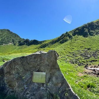 カールまで降りてきた
ここでテン泊最高だろうなーこわいけど

名残惜しいけど下山！