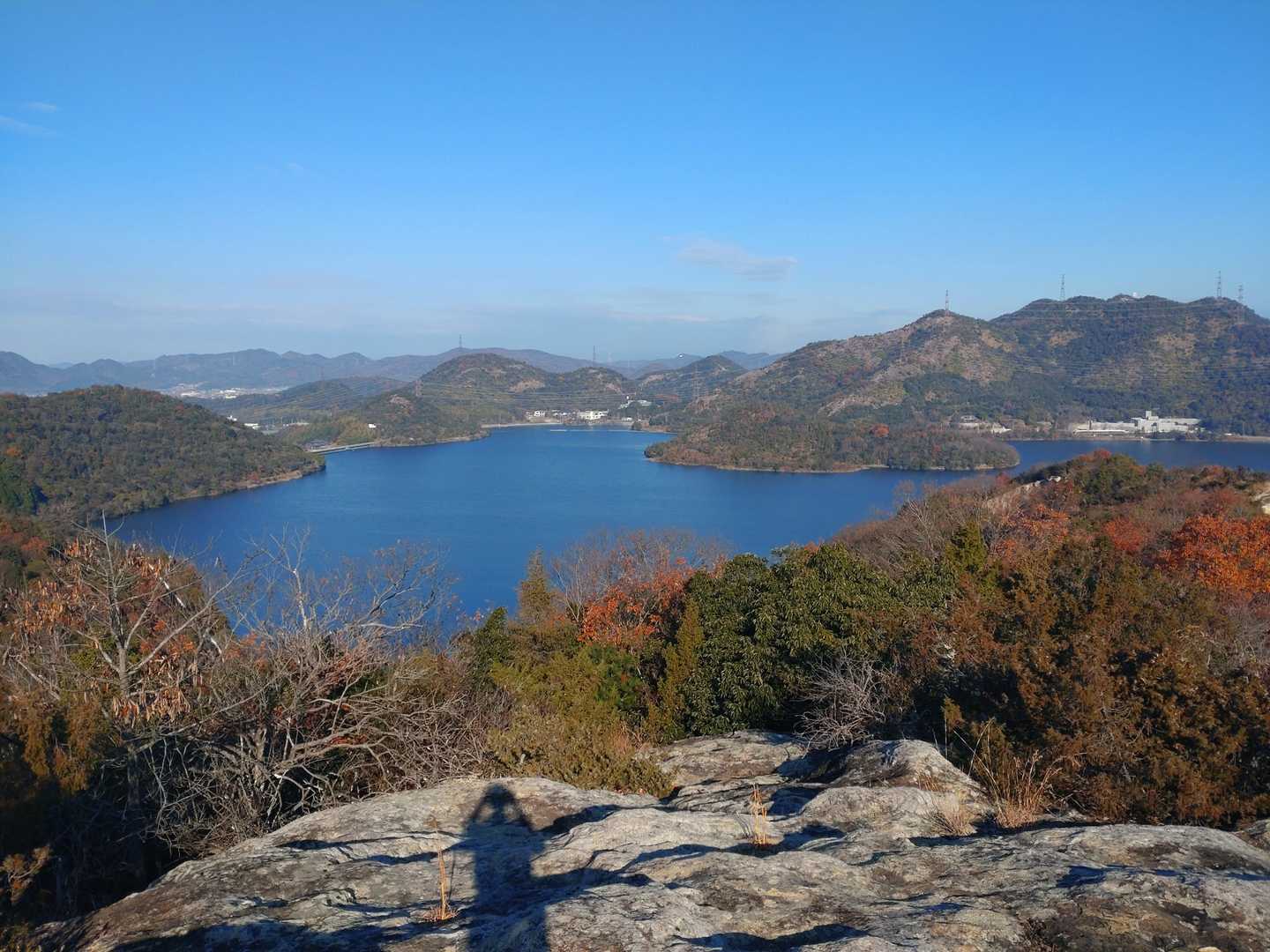 青い湖の素晴らしい景観に何枚も写真を撮ってしまいます