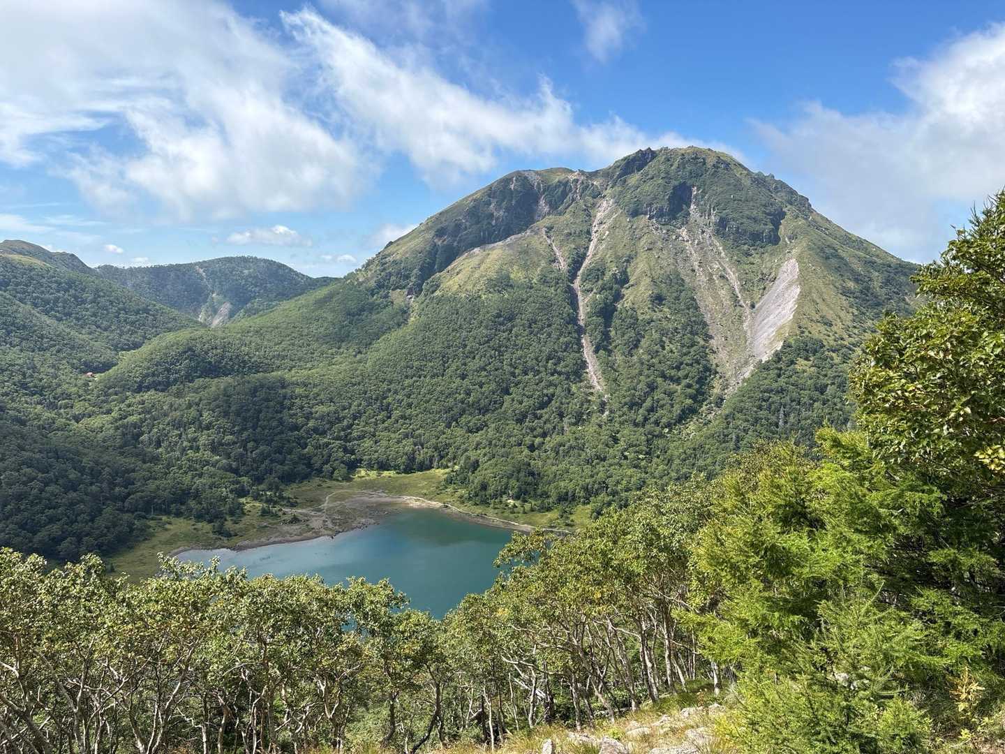 五色山到着💦絶景を見ながら休息したいところですが
ただでさえ登るのが遅いのに休んだら
日が暮れてしまうので先を急ぎます🚶