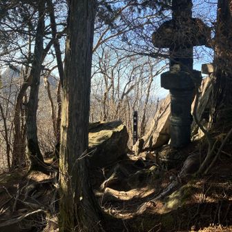 設営場所から📸次は雌岳へ🥾そこはSOTA対象の山ではないけれど眺望もよく、電波も飛びそう⚡️POTA活❣️目的
と、雄岳を後にした直後のことです。なんと、なでしこ🌸さんにバッタリ✨しばしアイボールを楽しみ、それぞれ、目指す山頂へ