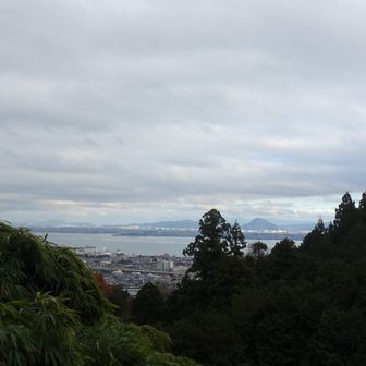 下山できてやっと三上山が見えました。しかも麓にお日さんが。比叡を見ると700ｍ辺りは未だガスっていました。おつきあいありがとうございました。