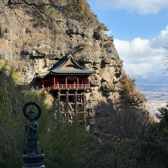 断崖絶壁に立つ