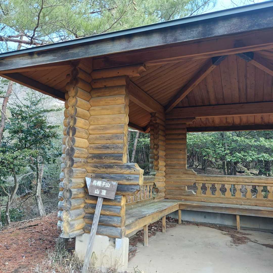 東屋の左手から入ると、烏帽子山登山道になります。