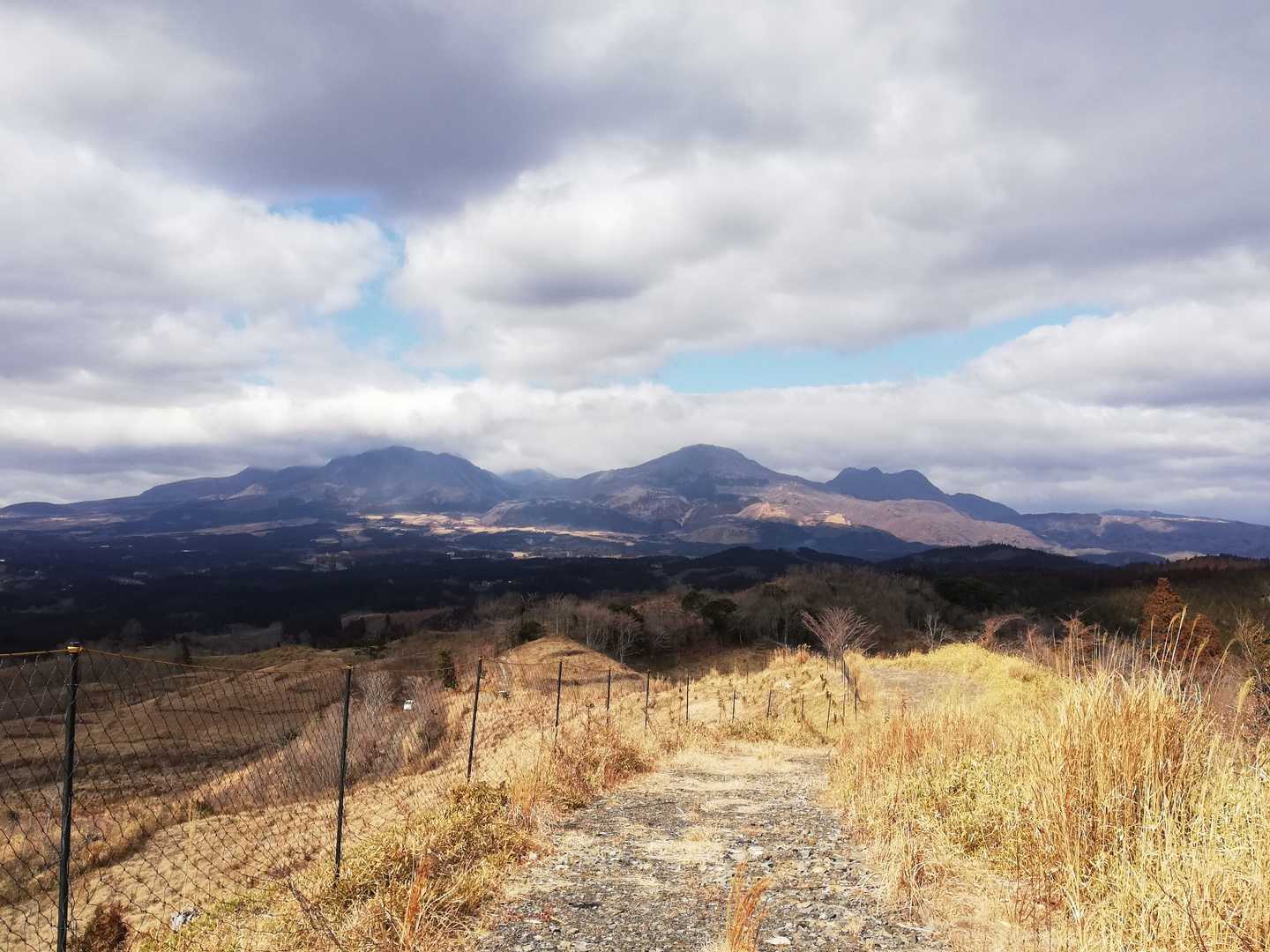 くじゅうを正面に下山開始