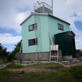 白鳥小屋　auの電波入らず
下り途中の尻高山で
最終電車の時間帯を確認した