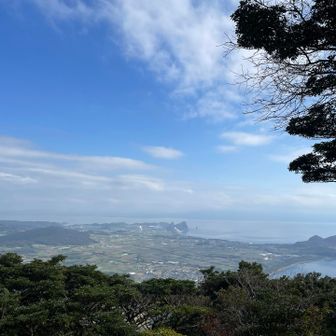 ５合目の展望台でいったん開けて、展望を楽しむことが出来ます。それまでは、ひたすら、樹林帯。