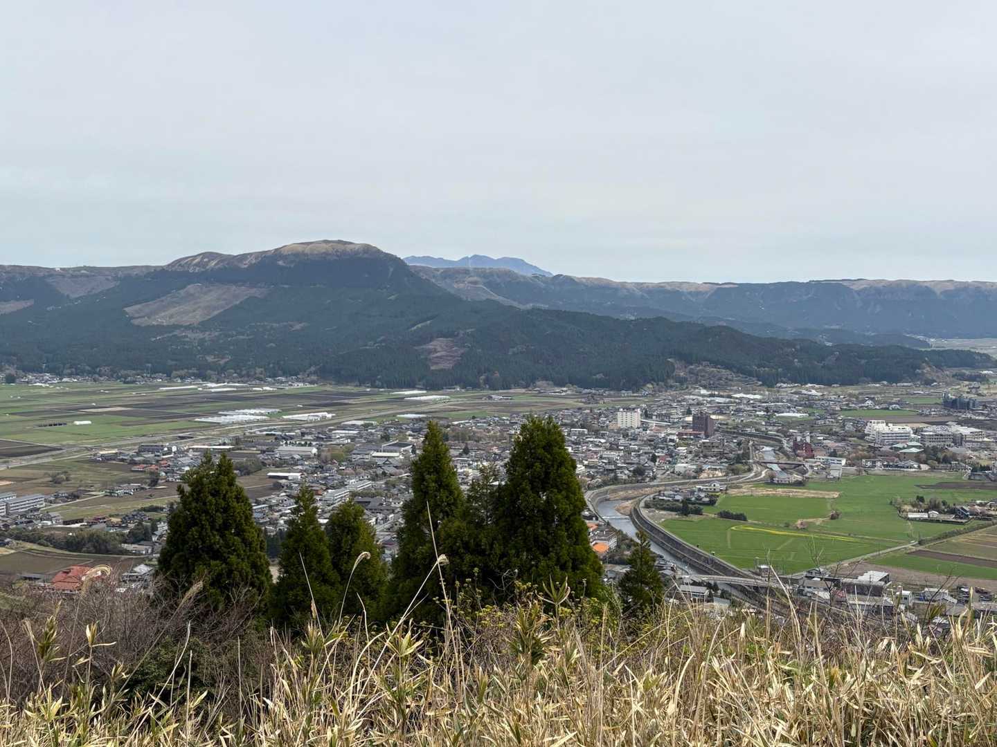 内牧温泉と大観峰
奥にはくじゅう