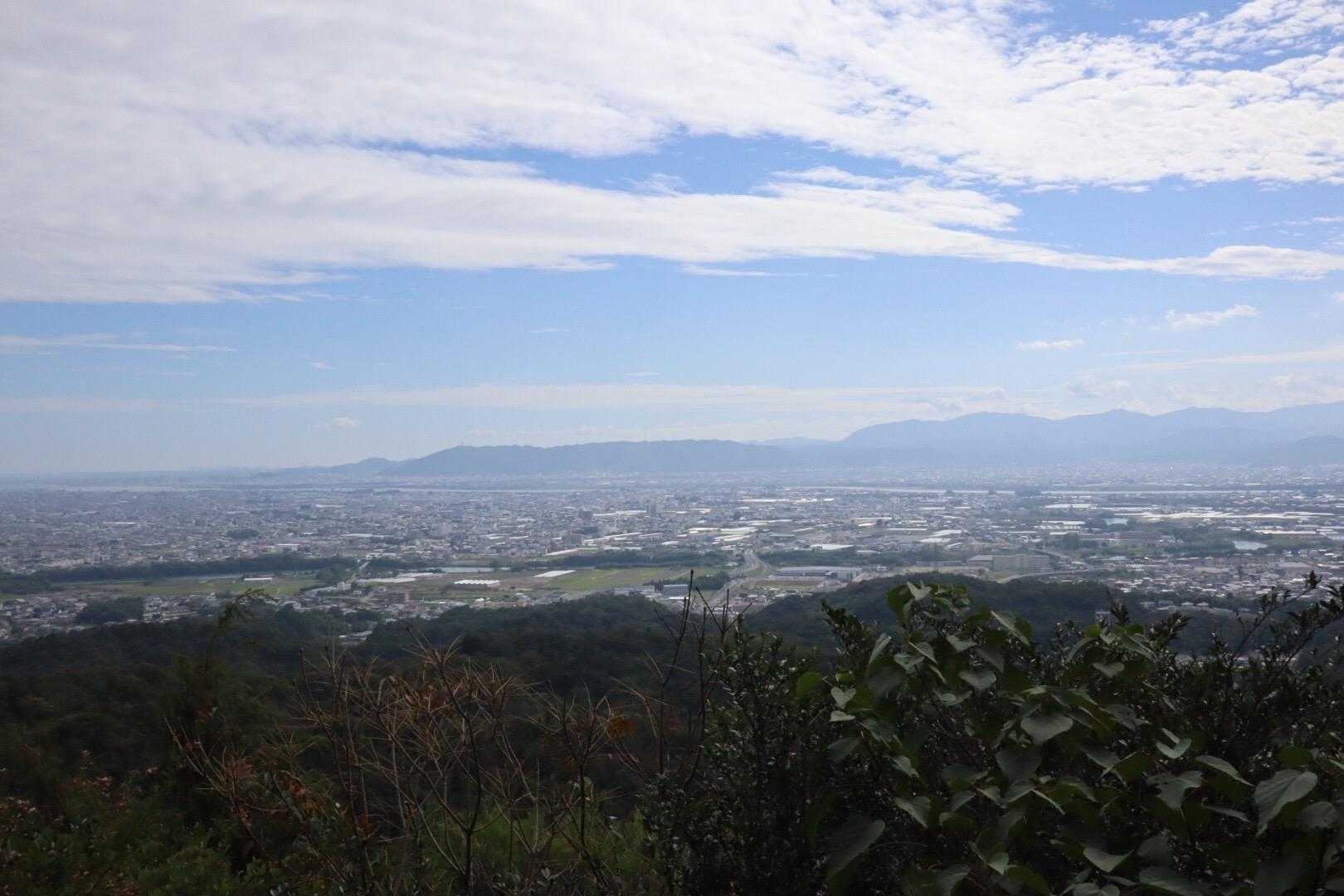 スダチの国を象徴する眉山。
その右奥に中津峰山。