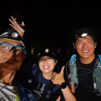 俵山峠を超え、萌の里で逆走応援ランのkaoriちゃん、三宮さんと遭遇。
絶不調で明るく応えられなくて面目なかった。
でも、応援ありがとう😀
こんな時間に何十キロも走ってきて、更に先まで行くという変態ぶりに敬意😍

この先のセブンの駐車場で30分ほどゴロンと横になって寝てみるも具合は良くならず、意気消沈のまま歩行再開