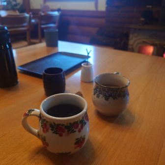 食後のコーヒーを注文、やはり豆から挽きたてを入れてるので味わい深い☕