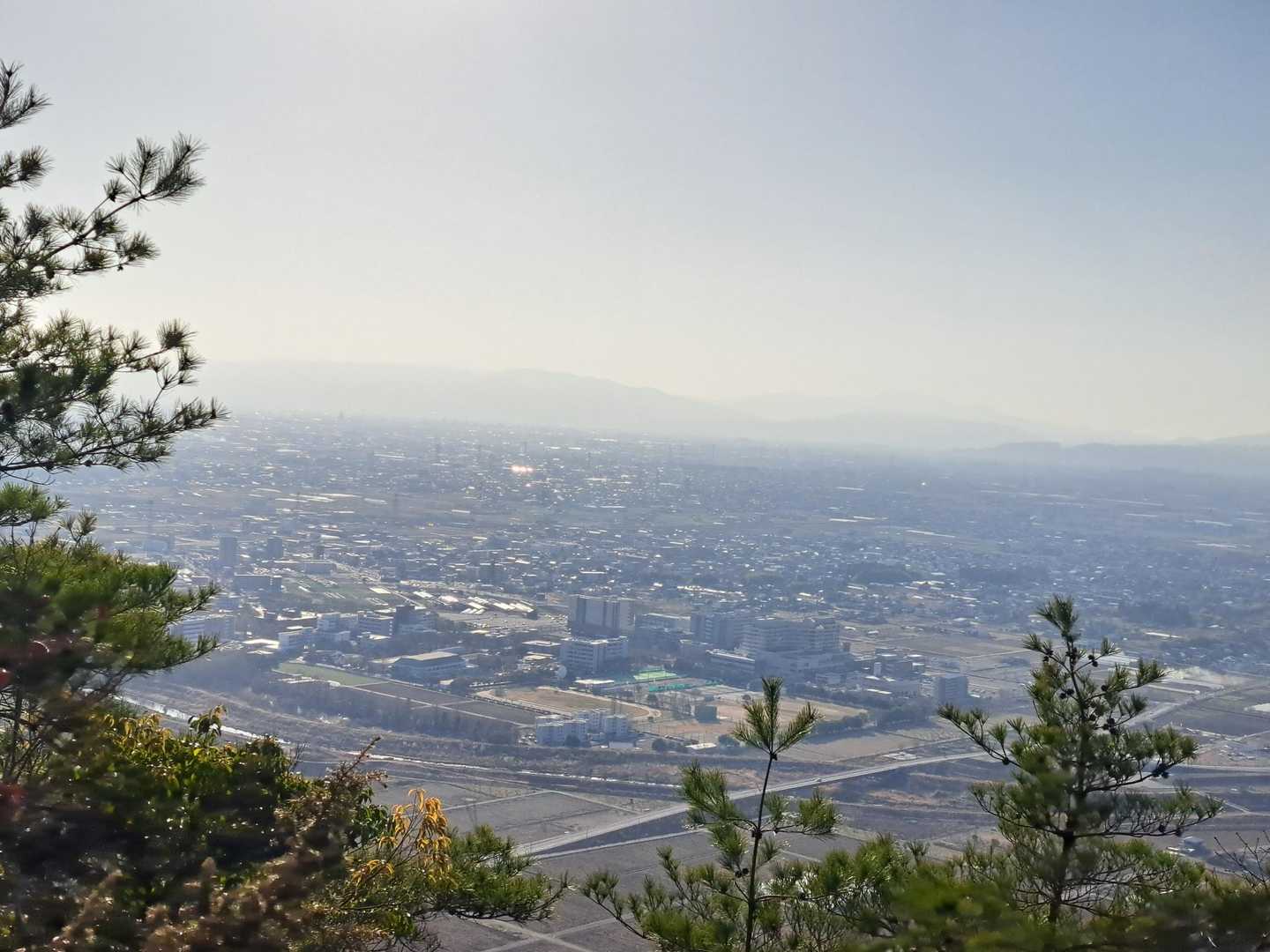展望ポイントまで行ってみた
岐阜大学キャンパスを見下ろす
遠くは霞んでる