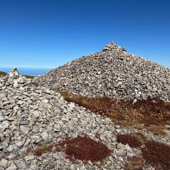 寂しい山頂ですが、😢この石塚（ケルン）はその昔、石川県側の尾添村で悪さをしていた老婆とその老婆が飼っていた三匹の猫をここに葬った（封印した）という言い伝えがあるとかないとか