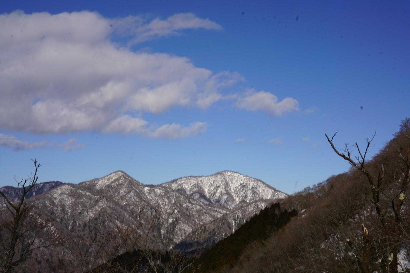 先日登った檜洞丸です
白いですね