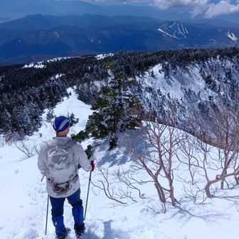 四阿山をあとに根子岳へ。
四阿山から根子岳に取り付く鞍部へ降りる道は、ここ2日は荒天で登山者が無かったようで、ラッセル💪
腰までの雪は久しぶりでした🤣