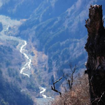 冬季蛭ヶ岳南稜Soloを回想…
山頂から詰めに詰めた熊木沢を望む
眩しいような白い磧(かわら)を曲がりくねりながら流れる熊木沢が印象的だった。。
冬季蛭ヶ岳南稜〽登頂の心得をYAMAPのフィールドメモにも掲載させて頂いている。