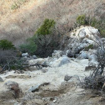 登ってきた、ザレザレ
沢山足跡はあるけど、どこを歩くのが正解だったのかな〜全部歩きにくい笑