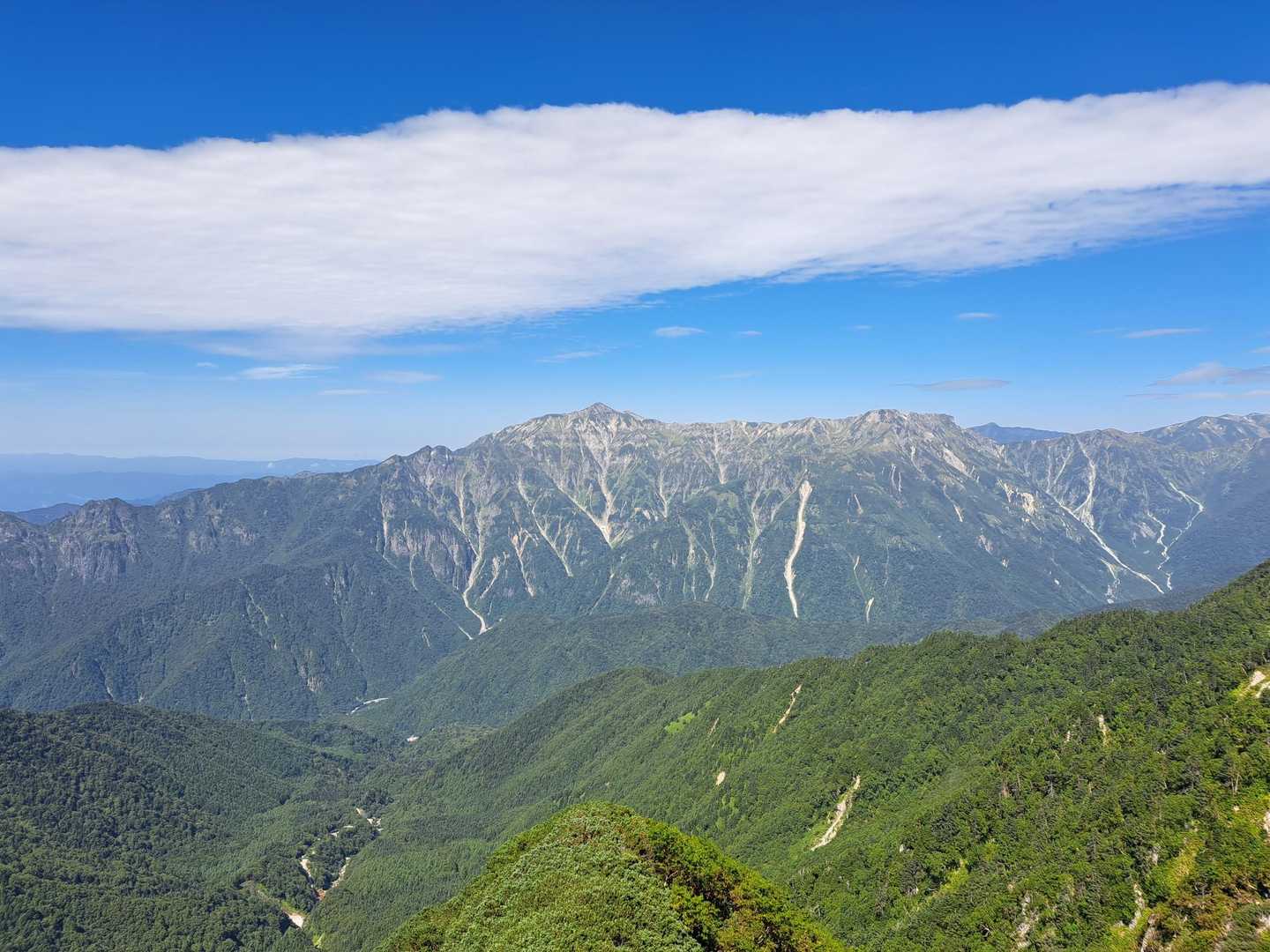 笠ヶ岳に見守られながら歩きます🚶‍♂️🚶‍♀️