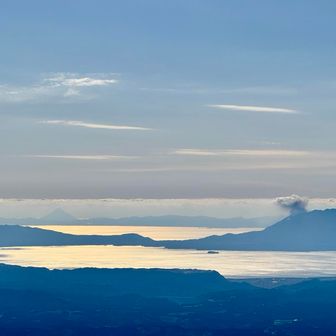 錦江湾が輝く

錦江湾（きんこうわん）は鹿児島県中部に広がる南北約80kmの湾で、湾奥には桜島がそびえる。湾は姶良カルデラの一部で、海底は急深く火山活動の影響を色濃く残す。黒潮の恵みにより多様な魚介類が生息し、漁業や養殖が盛ん。古くから海上交通の要衝として栄え、現在も鹿児島の暮らしと観光を支える存在である。