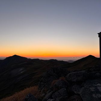 山頂からの夕日。
(日が沈んじゃった！)
左は飯豊山